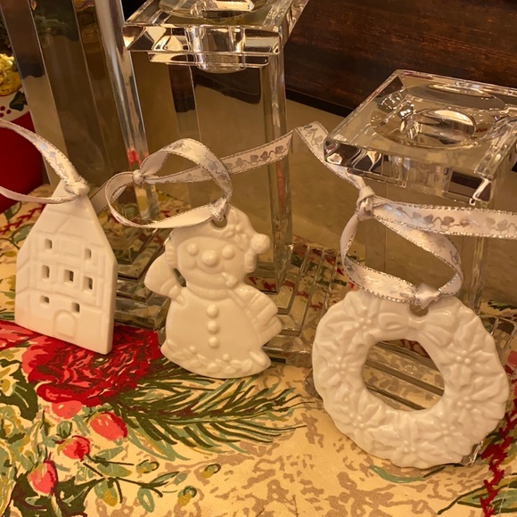 Lot of 3 white ceramic Made in Japan Christmas Tree ornaments - Picture 1 of 6